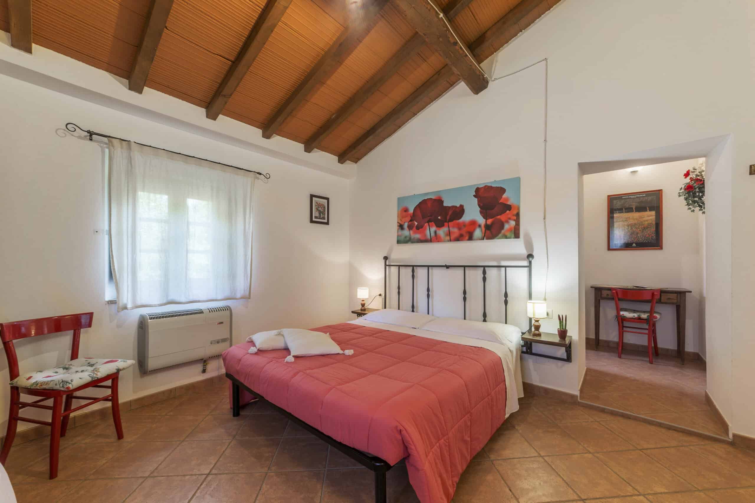 con letto e decorazioni rustiche