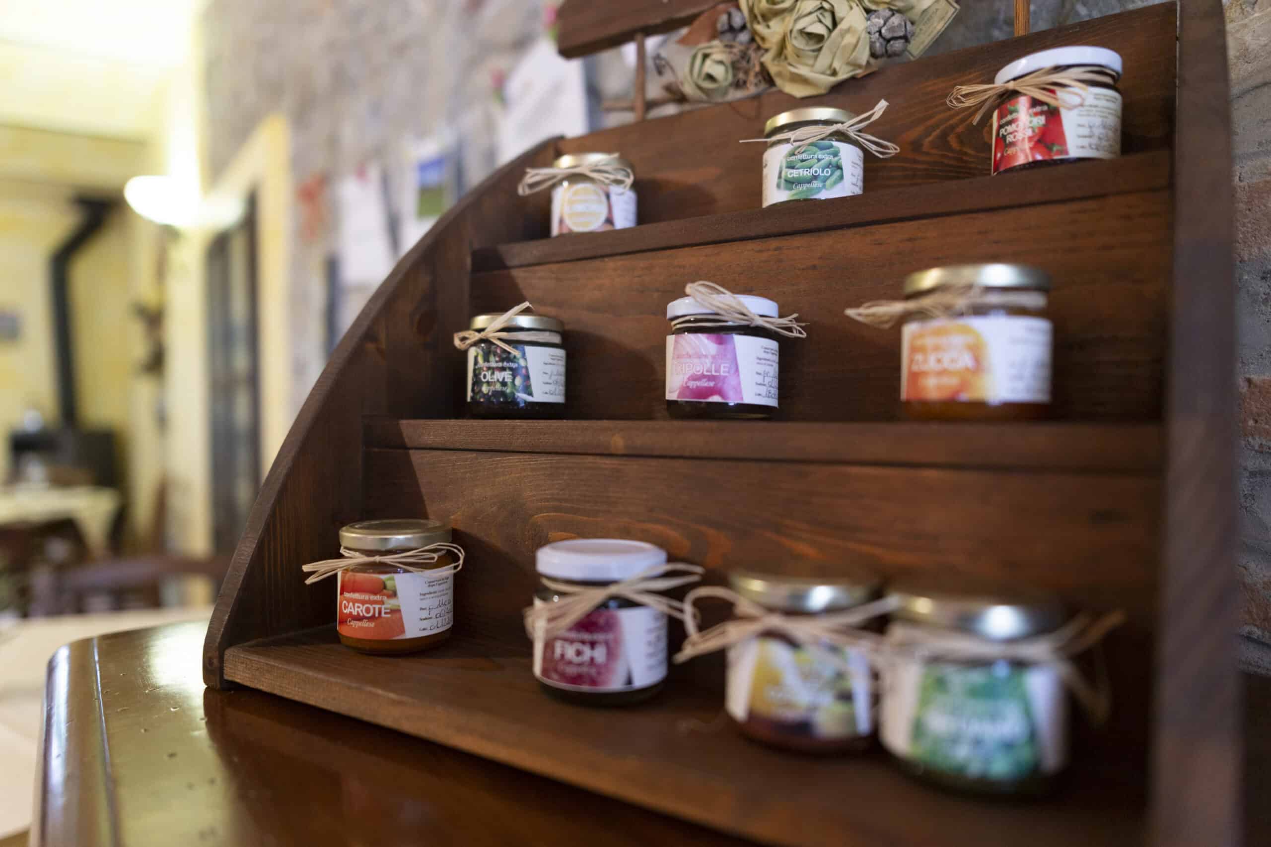 barattoli di conserve su mensola di legno