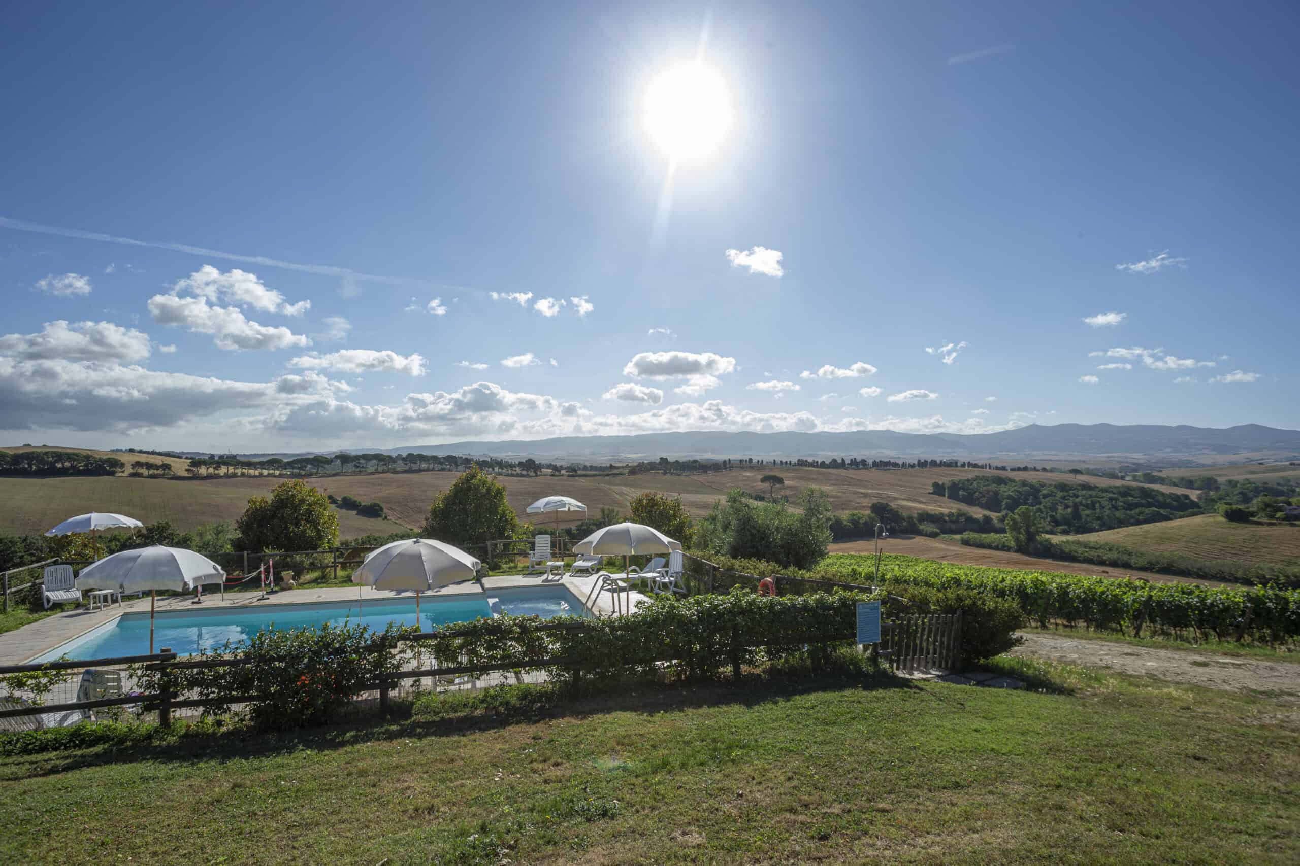 area relax con ombrelloni e campagna