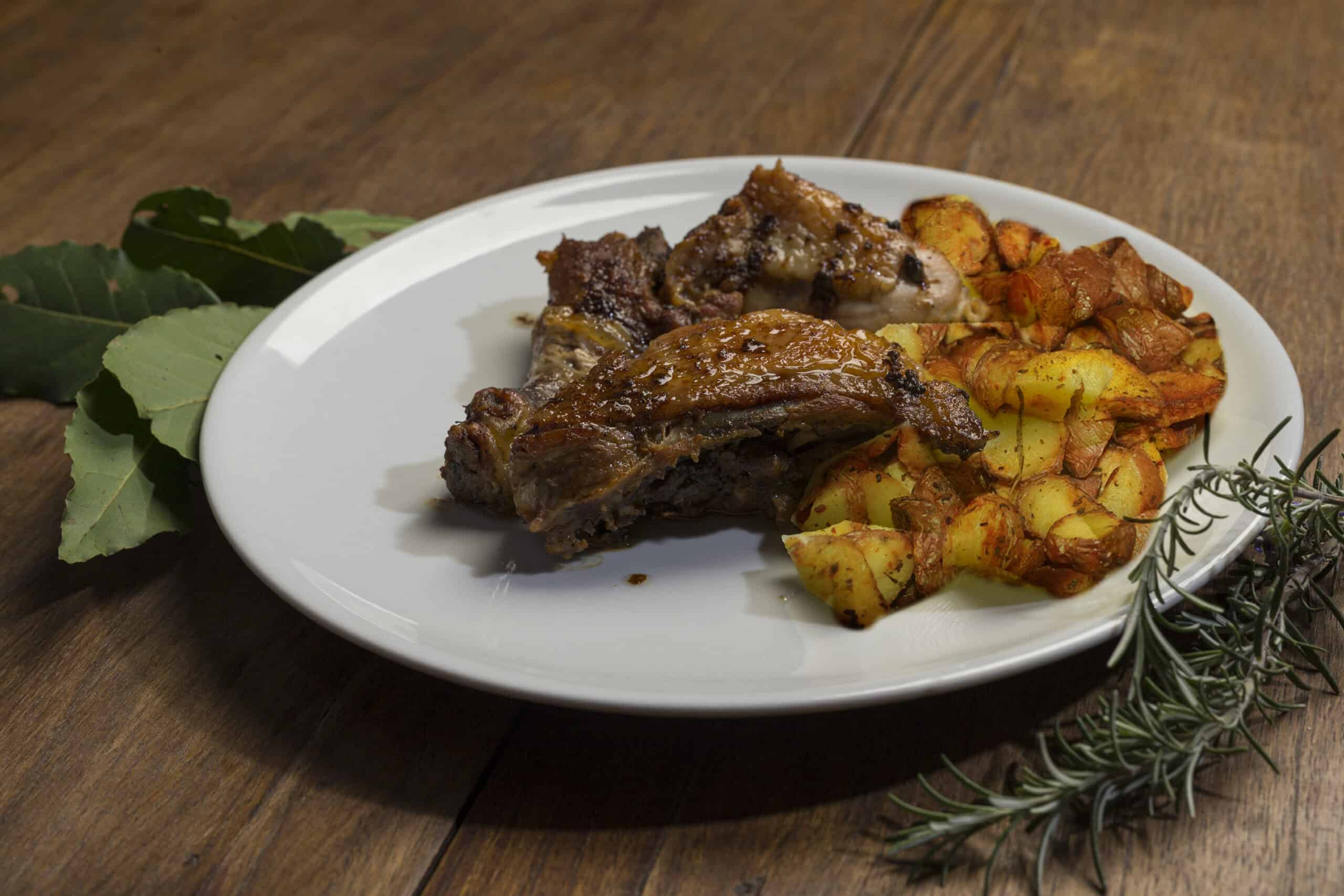 piatto di carne con contorno di patate