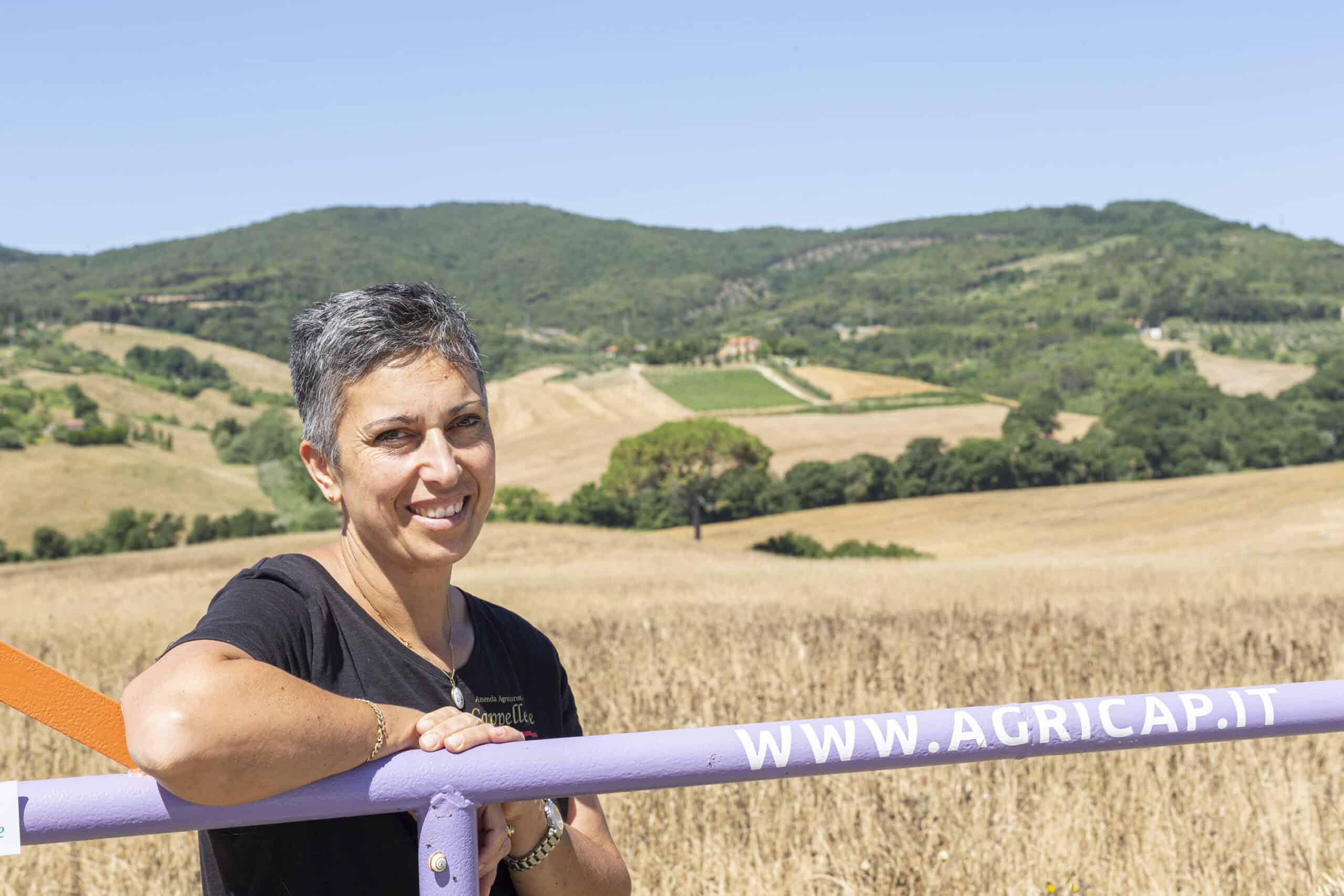 donna sorridente in campagna toscana