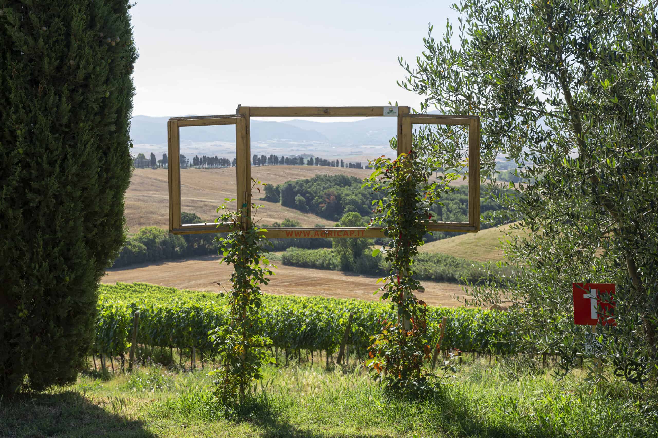 cornice di legno con vista sulla campagna toscana