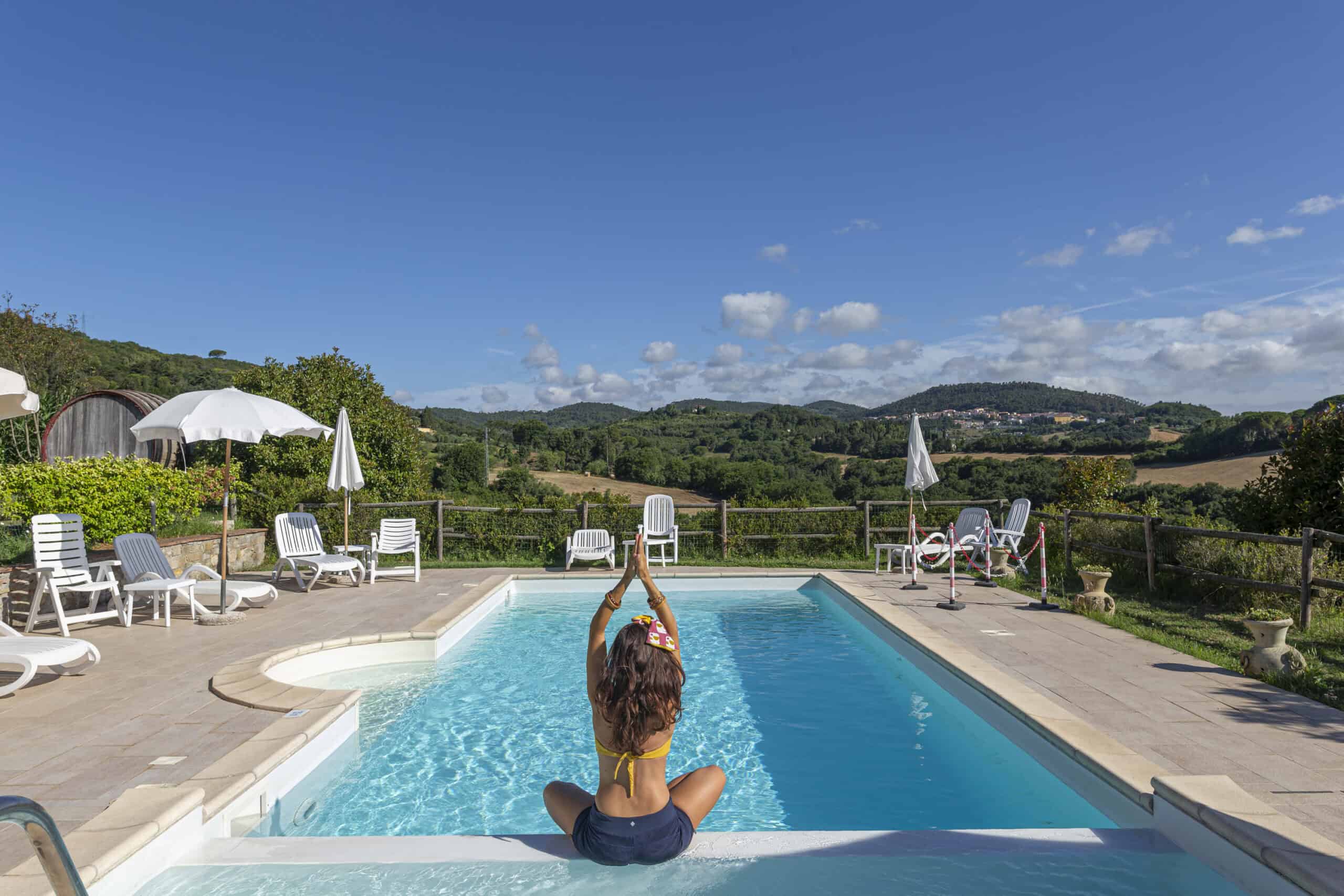 yoga a bordo piscina