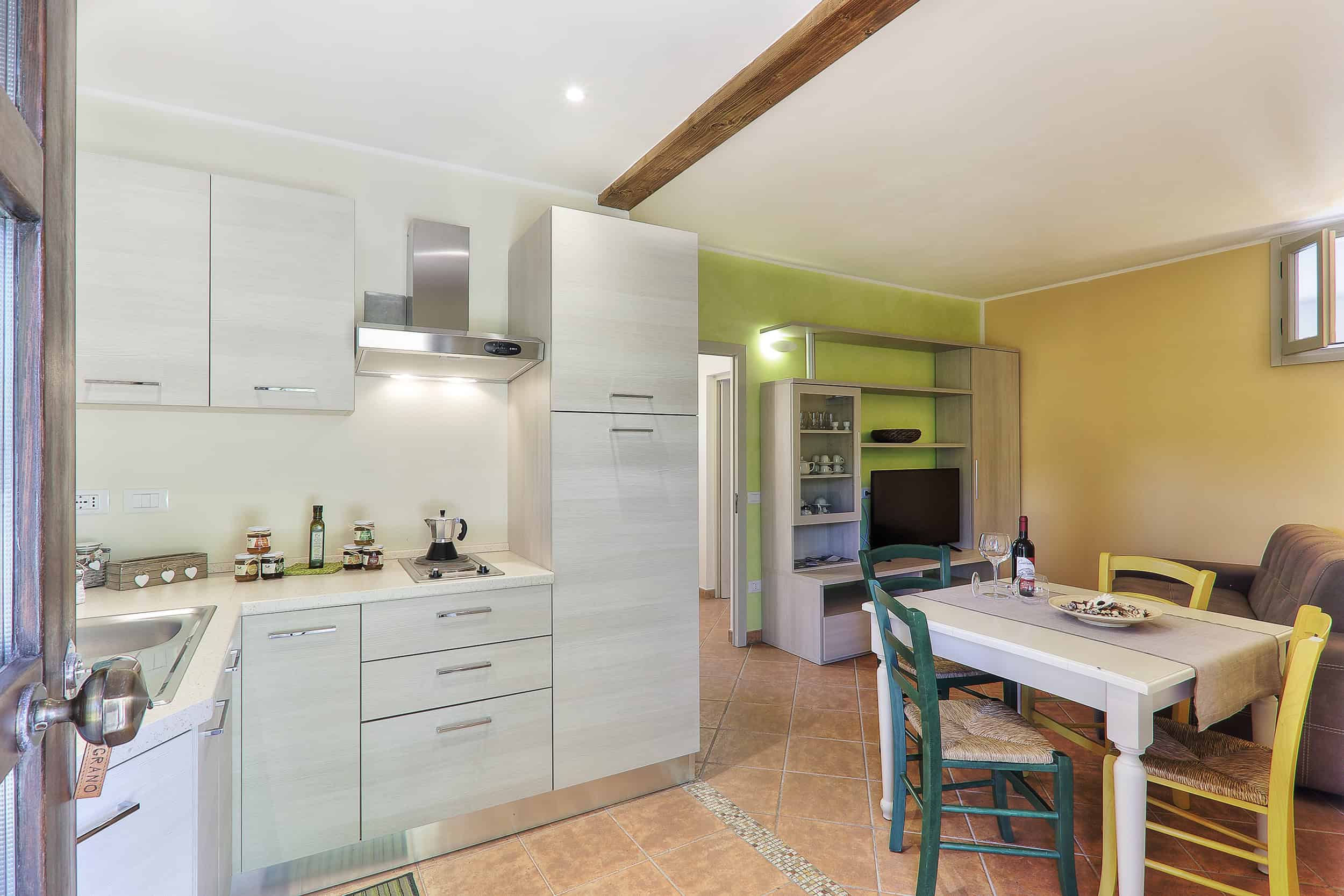 interno di un appartamento con cucina e soggiorno