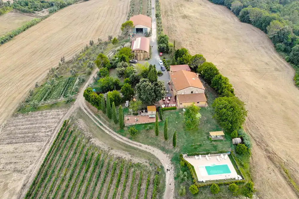 vista aerea dell'agriturismo  cappellese in campagna